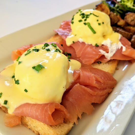 Bistro de la Gare - Eggs benedict with Scottish salmon (Foodzooka)